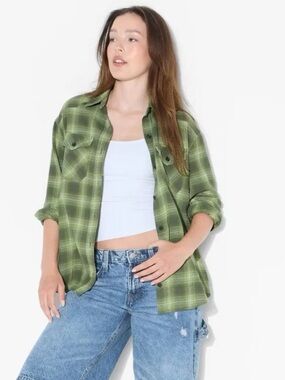 Wild Fable Women's Oversized Long Sleeve Collared Flannel Shirt Plaid M